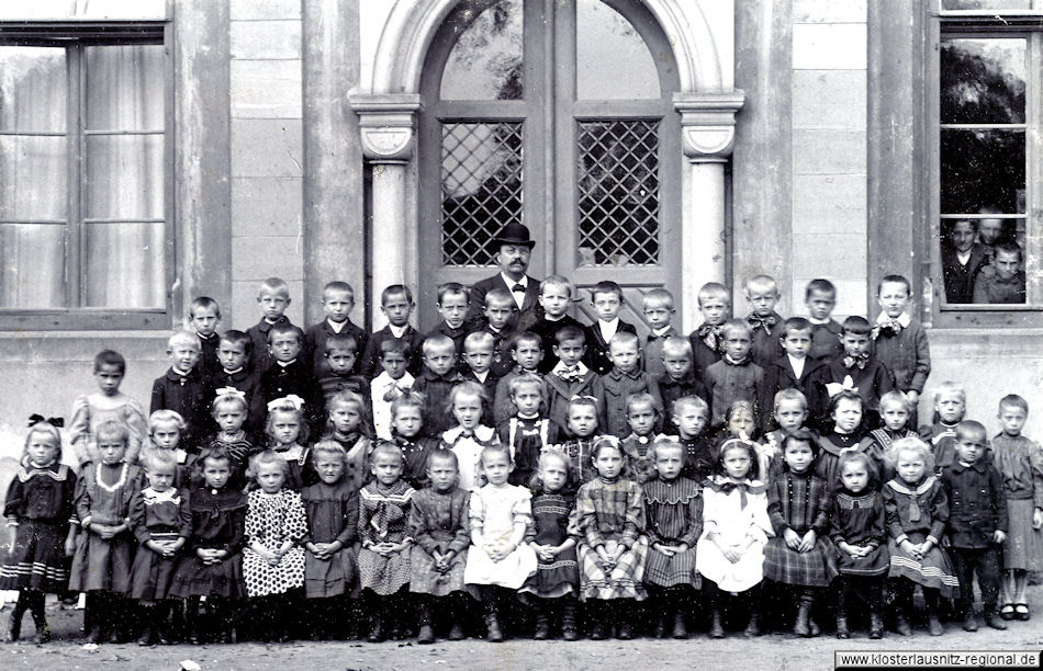 Klassenfoto aus dem Jahr 1908 mit Lehrer Wilhelm Grunder